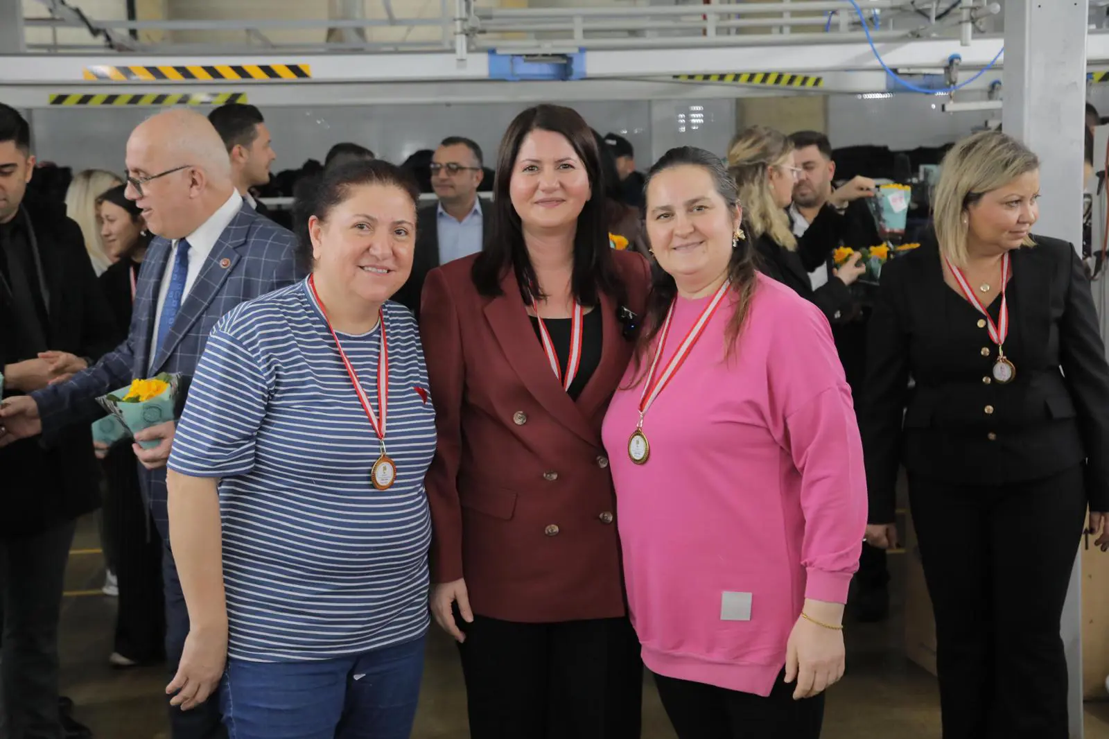 BAŞKAN GENCAN’A SEVGİ SELİ: FABRİKALARDA KADIN DAYANIŞMASI galeri görseli